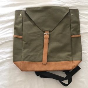NWOT DSW Green and Beige Backpack